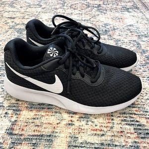 NIKE women’s sneaker black sz 8